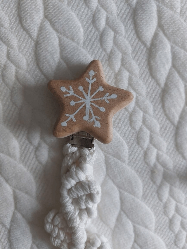 Attache tetine macramé etoile des neige 