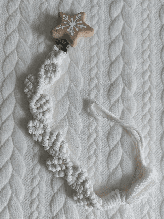 Attache tetine macramé etoile des neige 